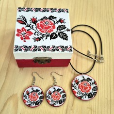 Set cadou cutie si bijuterii din lemn cu model traditional 133356