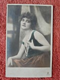 Fotografie tip carte postala, femeie cu sirag de perle, 1923