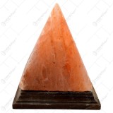 Lampa de sare in forma de piramida pe suport realizat din lemn