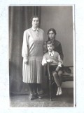 Fotografie veche de epoca, alb negru tip carte postala, Photo Werkstiffe Muller, 14x9cm, mama cu 2 copii, Inceput secol XX
