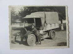 Foto colectie 88 x 66 mm cu subofiter roman langa un camion militar din anii 30 foto