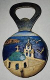Deschizator Desfacator "Suvenir SANTORINI" cu magnet (frigider) pt. capace sticle / rasina &amp; metal / 9 cm (H) x 5,50 cm (D) 70 g / fara marcaje Stare!