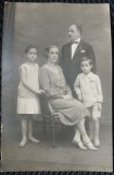 Fotografie tip Carte Postala, Familie cu doi copii, perioada interbelica