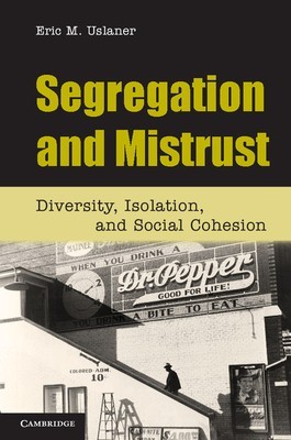 Segregation and Mistrust: Diversity, Isolation, and Social Cohesion foto