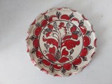 Farfurie ceramica veche, Corund / Korond, alb/rosu/negru, model cu flori/ lalele, margine ondulata, 22cm diametru, anii 70-80