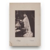 Regina Elisabeta scriind, fotografie de epocă, atelier Franz Mandy