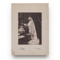 Regina Elisabeta scriind, fotografie de epocă, atelier Franz Mandy