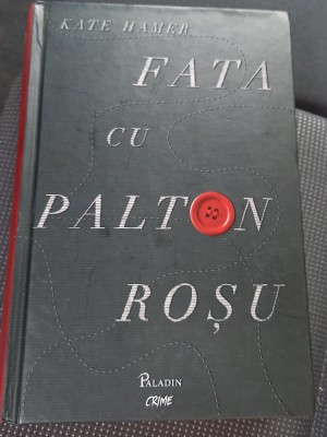 FATA CU PALTON ROSU foto