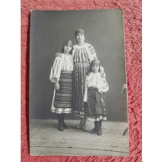 RFotografie tip carte postala, femeie cu fiicele sale, inceput de secol XX