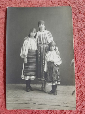 RFotografie tip carte postala, femeie cu fiicele sale, inceput de secol XX foto