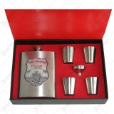 Set plosca cu palnie si 4 pahare din inox is cutie eleganta cu captuseala. cu decor embosat &ndash; Pentru cel mai bun Tata