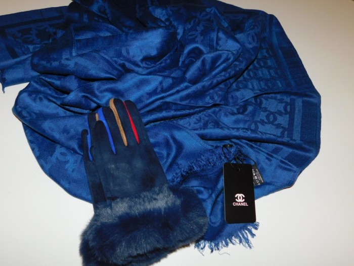 Esarfa noua superba, casmir cu matase , etichete atasate, manusi noi cadou