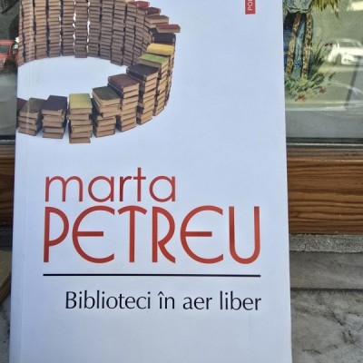 Biblioteci in aer liber - Marta Petreu foto