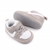 Adidasi gri cu insertie alba pentru baietei (Marime Disponibila: 6-9 luni