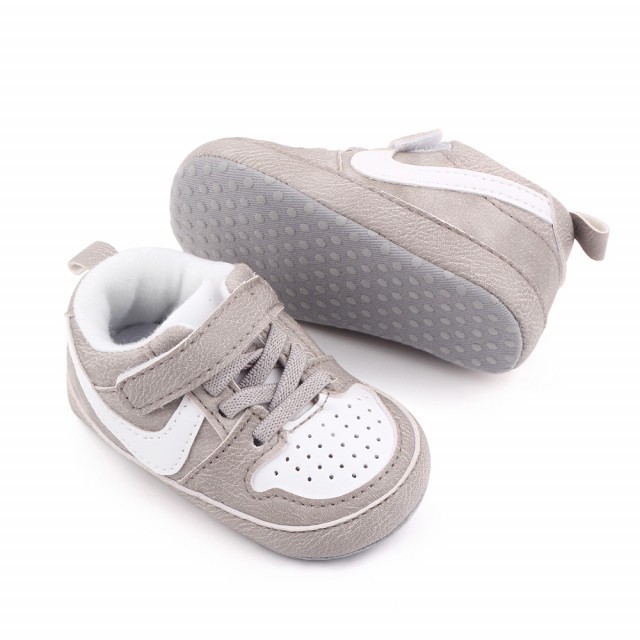 Adidasi gri cu insertie alba pentru baietei (Marime Disponibila: 6-9 luni