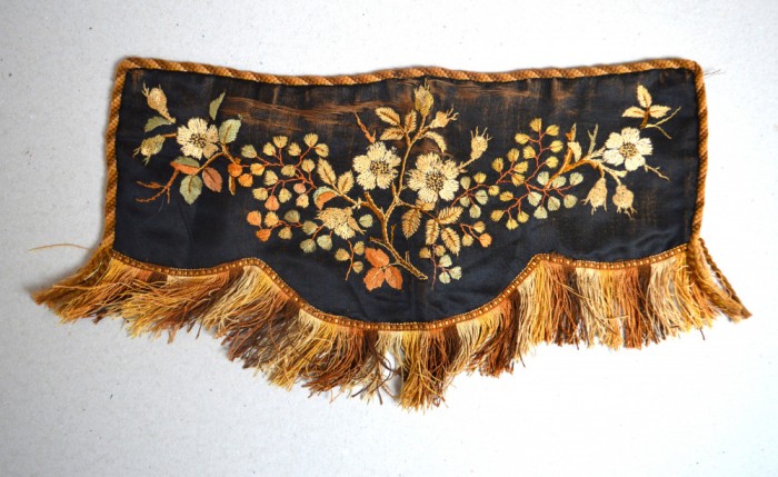 Cusatura veche motive florale