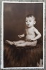Bebelus pe un covor taranesc// fotografie de studio, tip CP