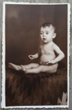 Bebelus pe un covor taranesc// fotografie de studio, tip CP