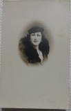Fotografie tip Carte postala, Femeie cu guler de blana, perioada interbelica