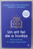 UN ALT FEL DE A INVATA , NEUROSTIINTA IN SLUJBA EDUCATIEI de BARBARA OAKLEY ...TERENCE J. SEJNOWSKI , 2022 * LIPSA MIC FRAGMENT COPERTA SPATE