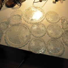 LOT de 2 platouri sticla diam. 26 cm, + 6 farfurii desert 16 cm, + 3 castroane