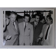 FOSTUL MINISTRU GOGU RADULESCU IN VIZITA LUCRU LA RUBBER RESERACH INSTITUTE , FOTOGRAFIE DE PRESA , ANII &#039; 70