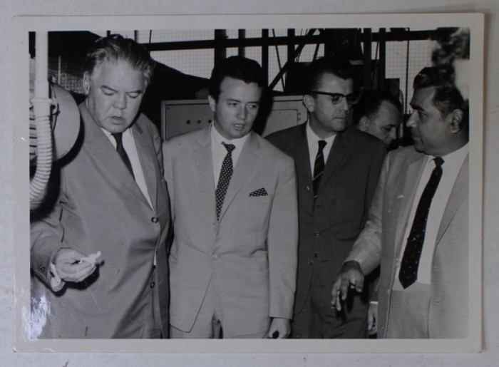 FOSTUL MINISTRU GOGU RADULESCU IN VIZITA LUCRU LA RUBBER RESERACH INSTITUTE , FOTOGRAFIE DE PRESA , ANII &#039; 70