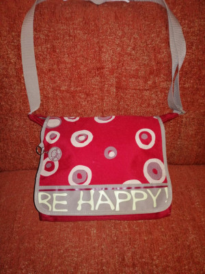 Geanta crossbody messenger postas de umar rosu Be happy material textil foto