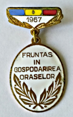 INSIGNA FRUNTAS IN GOSPODARIREA ORASULUI 1967 foto
