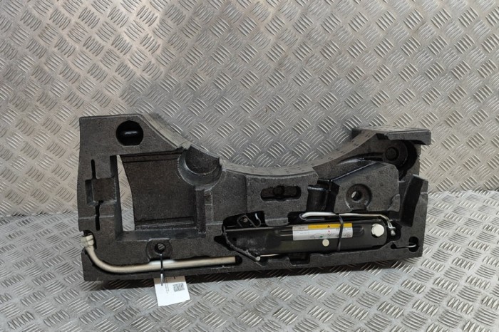 Cric VW PASSAT Variant B7 365 2014 OEM: 4D0012219A,1T0805615A,3AA011031B 30781274