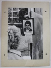 FOTOGRAFIA UNUI EROU AL REVOLUTIEI DIN DECEMBRIE 1989 , EXPUSA LA LOCUL IN CARE ACESTA A FOST UCIS , FOTOGRAFIE , 1990