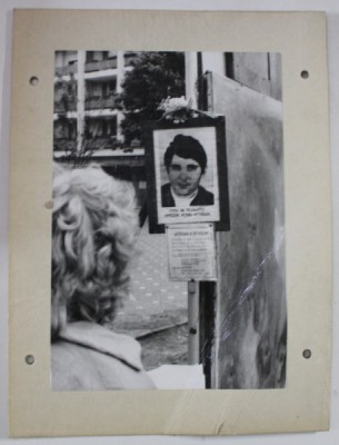 FOTOGRAFIA UNUI EROU AL REVOLUTIEI DIN DECEMBRIE 1989 , EXPUSA LA LOCUL IN CARE ACESTA A FOST UCIS , FOTOGRAFIE , 1990 foto