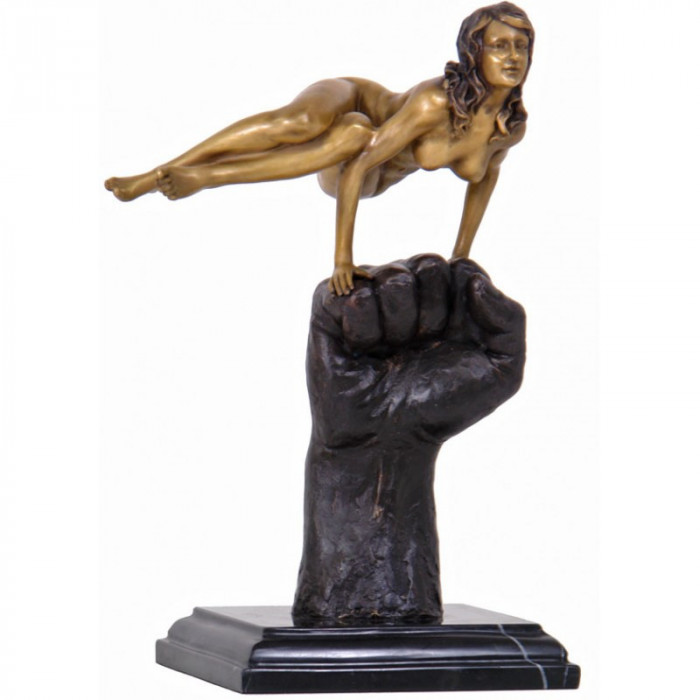 Femeie cu pumnul -statueta din bronz pe un soclu din marmura BT578