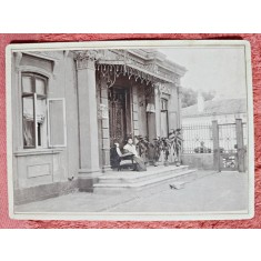 Fotografie tip CDV, femeie in fata casei, inceput de secol XX