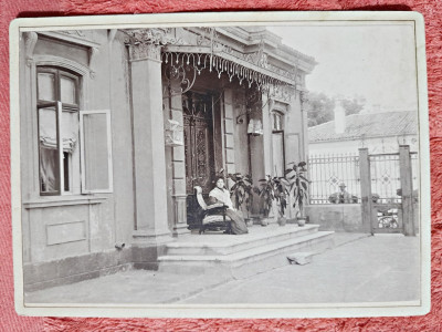 Fotografie tip CDV, femeie in fata casei, inceput de secol XX foto