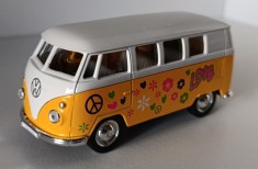 Macheta Volkswagen Transporter T1 BUS Flower Power galben - Welly 1/40 VW