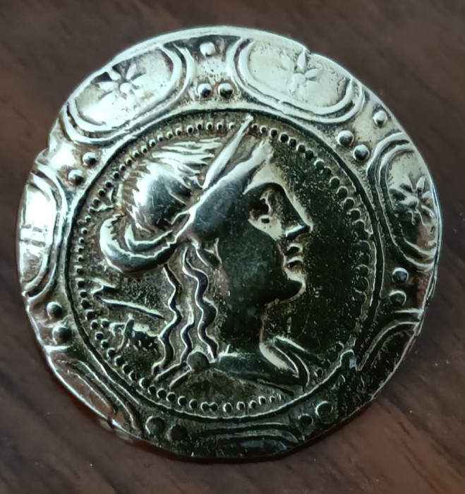 Monedă veche din argint făcută broșă, insignă