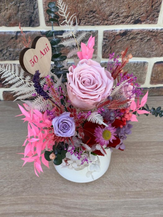Aranjament floral personalizabil cu trandafiri si plante naturale criogenate si stabilizate