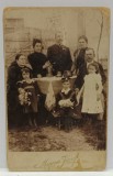 FOTOGRAF MENCZER JOZSEF , ARAD , FAMILIE IN JURUL MESEI , FOTOGRAFIE CABINET , SFARSITUL SEC. XIX