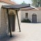 vidaXL Copertină retractabilă manual cu st&acirc;lpi, albastru&amp;alb 3,5x2,5 m