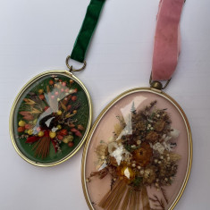 Doua ornamente belgiene CIDEART cu flori naturale uscate