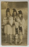 CRAIOVA , FOTOGRAF HEITLER , TREI ELEVI IN COSTUME POPULARE , CU MUSTATI FALSE , FOTOGRAFIE FORMAT CARTE POSTALA , INCEPUT DE SEC. XX