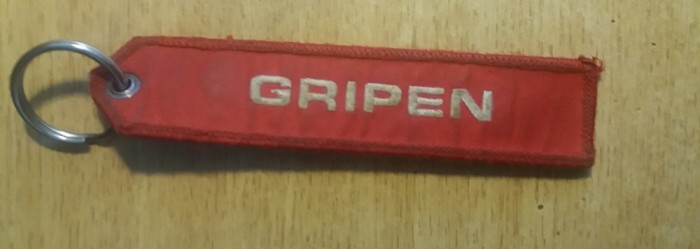 C7 153 - Ecuson - breloc - tematica militara aviatie Gripen - piesa de colectie