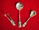 SET DE 3 TACAMURI ARGINTATE- 2 LINGURITE SI UN CLESTE