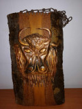 Cap de bizon gravura sculptura foaie de cupru pe lemn din triunchi copac