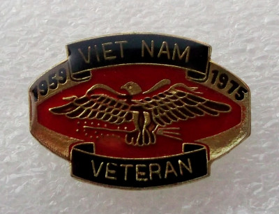 T2. INSIGNA MILITARA USA SUA VETERAN VIETNAM 1959 1975, 25 x 18 mm ** foto