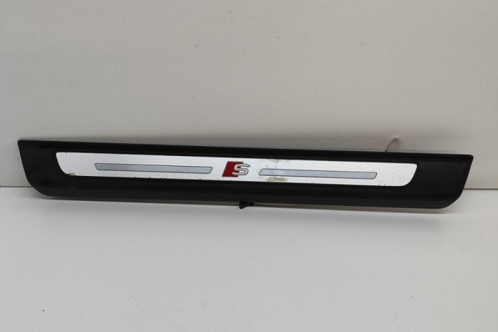 Ornament prag st&acirc;nga față AUDI Q8 4MN 2021 OEM: 4M8947405A | 28799661