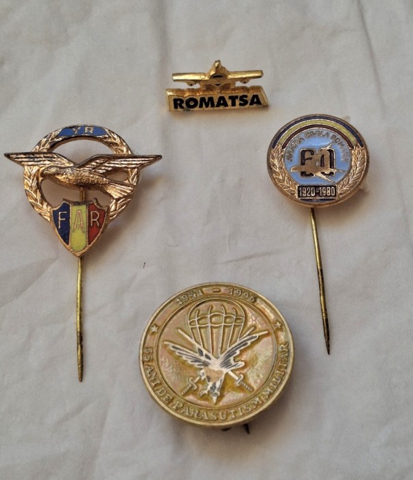 Patru insigne cu tematica aviatica