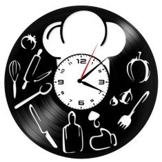Ceas de Perete Decorativ &ldquo;Master Chef &ndash; Kitchen Magic&rdquo;, din Disc Vinil Reciclat, Design Bucătar și Ustensile, Negru, Mecanism Silențios (Sweep), 30 cm
