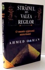 STRAINUL DIN VALEA REGILOR , O MUMIE EGIPTEANA MISTERIOASA de AHMED OSMAN , 2002 foto